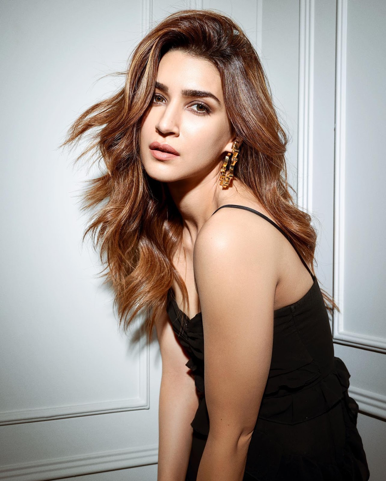 Kriti Sanons Sultry Look In Black Dress Revealing Her Sexy Legs Is Too Hot To Handle See Photos